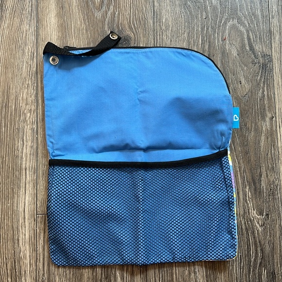 Munchkin Go Wet/Dry Diaper Bag - Picture 2 of 2